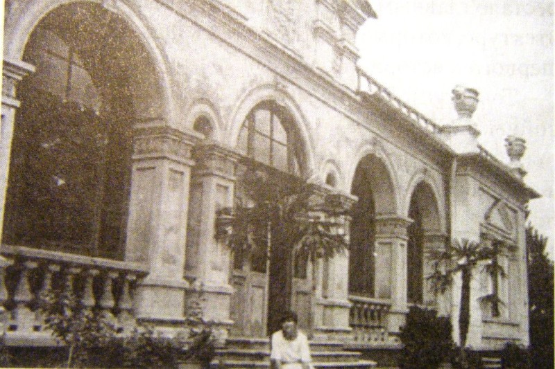 Фрагмент фасада русской дипломатической миссии в Сеуле. Ок. 1923 г. Фото из семейного альбома, публикуется с любезного согласия владельца — К. С. Чиркина (Хэйворд, Калифорния).