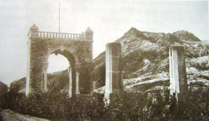Ворота независимости на фоне горы Инвансан. 1906 г. Фото немецкого дипломата и путешественника Германа Сандера (Hermann Gustav Theodor Sander, 1868-1945), посетившего Корею в 1906 и 1907 гг. Из коллекции Государственного этнографического музея (Сеул) [из кн.: «Тэхан Чегук 1907 Хеиг тхыкса» (Специальные посланники Корейской империи на кон-ференцию в Гааге 1907 г.). Иллюстрированный каталог выставки. Сеул: Управление культурного наследия РК, 2007. С. 83].