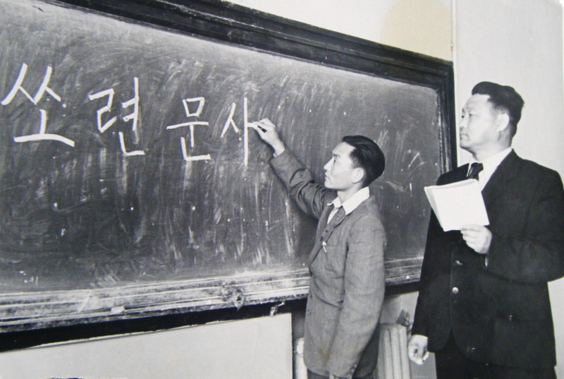 На занятиях корейского языка и литературы в ТГПИ им. Низами. Преподаватель Ким Бен Су