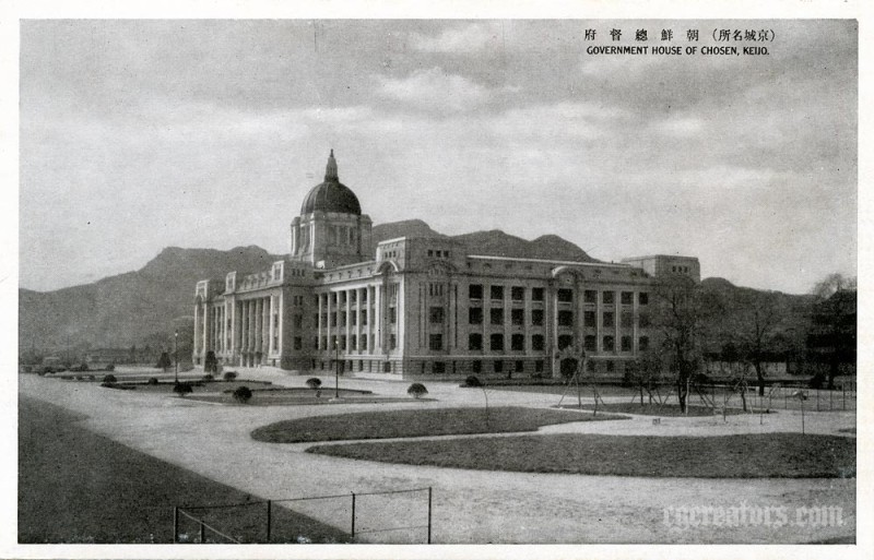 Дом генерал-губернатора (조선총독부청사, 朝鮮總督府廳舍). На протяжении 70 лет оно успело побывать зданием колониальной администрации, американской администрации, правительства Кореи и Национальным музеем.