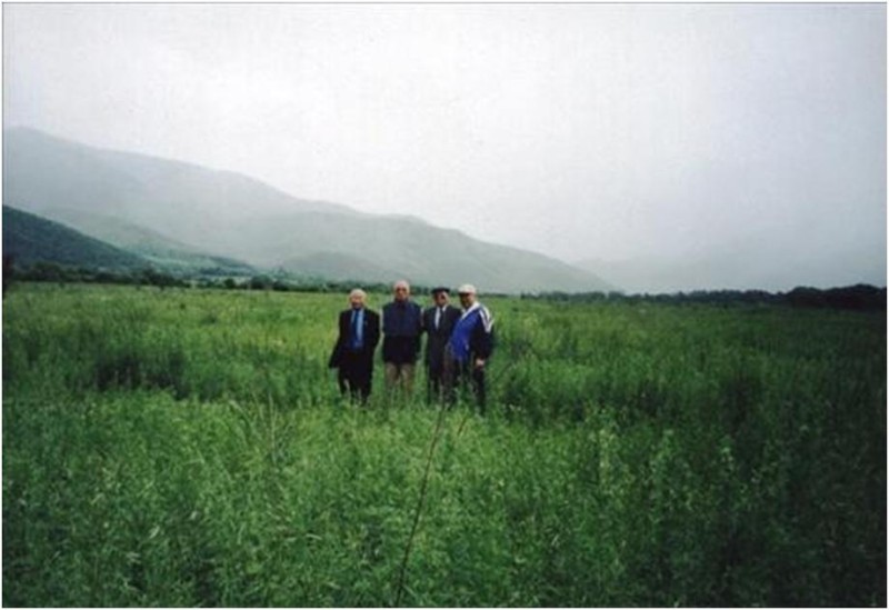 Приморье, Партизанский р-н, бывш. Сучанский, Синёндон (Николаевка). Члены Совета старейшин АККЦУз. на месте расположения села Синёндон, 2002 г.