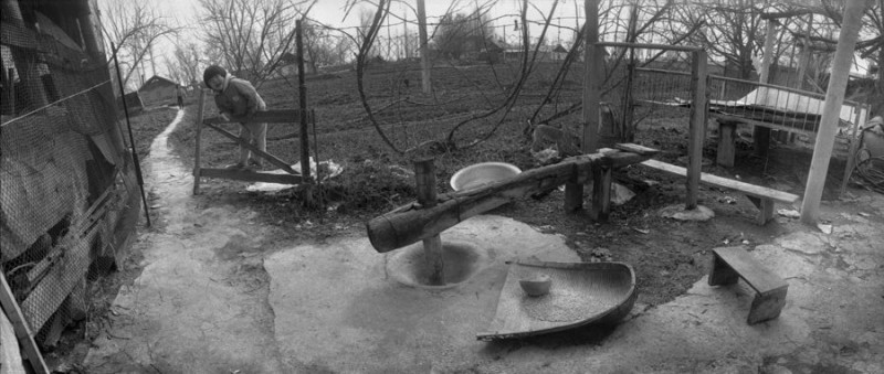 Фото Виктора Ана. 1993. Узбекистан. «Баи» (мест.произношение). Ножная ступа. Сегодня вытеснен электрофицированными бытовыми комбайнами.