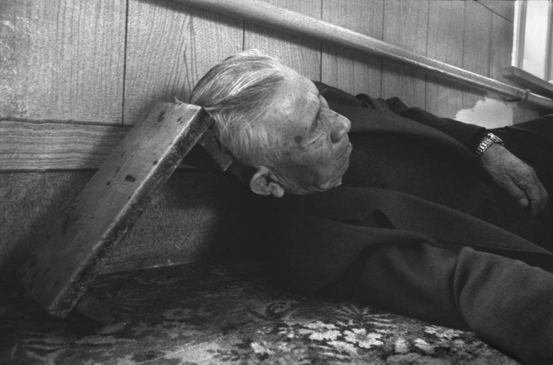 Фото Виктора Ана. 1994 г. Узбекистан. «Мокто-са» (мест.произношение). Новое поколение перешло уже на синтипоновые подушки.