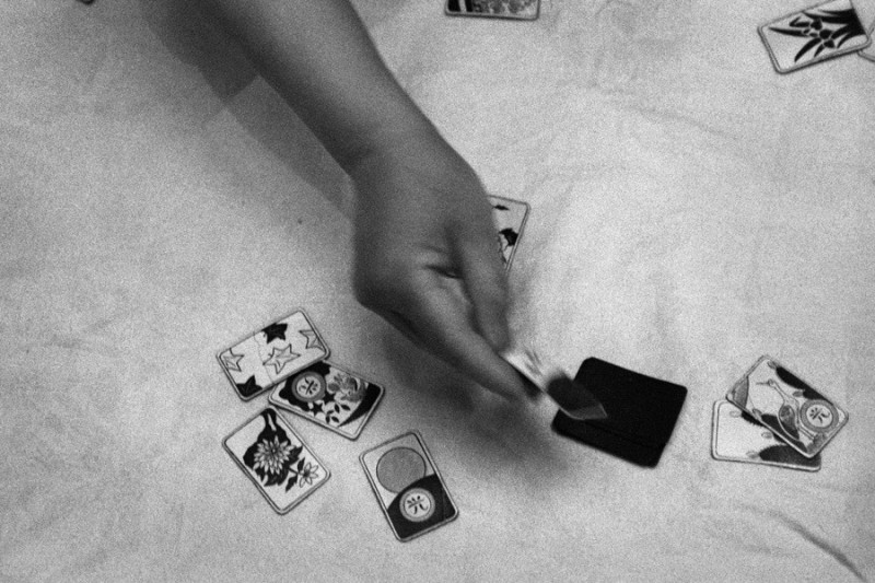 Фото Виктора Ана. 1996. Ташкент. «Хато» (мест.произношение) Рисованные игральные карты, ручной сборки на фотобумаге. Во второй половин 90х.г. их полностью вытеснили пластиковые карты из Кореи.