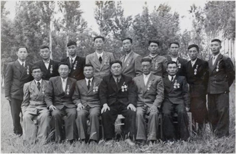 Герои. Ким Д. А. в первом ряду в центре. 1953 г. (Фото из альбома)