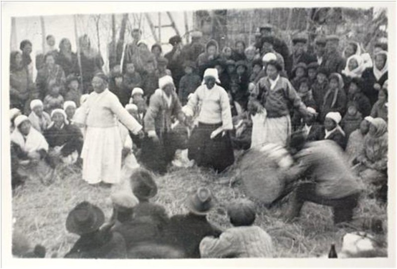 Две уникальные фотографии 1958 года с "хангаби" матери Дмитрия Александровича (на втором фото в белом хабок). На первом фото: церемония поклонов ровесницам юбиляра, каждой из них преподносился юбилейной столик с яствами! (Фото из архива Ким Л. Д.)