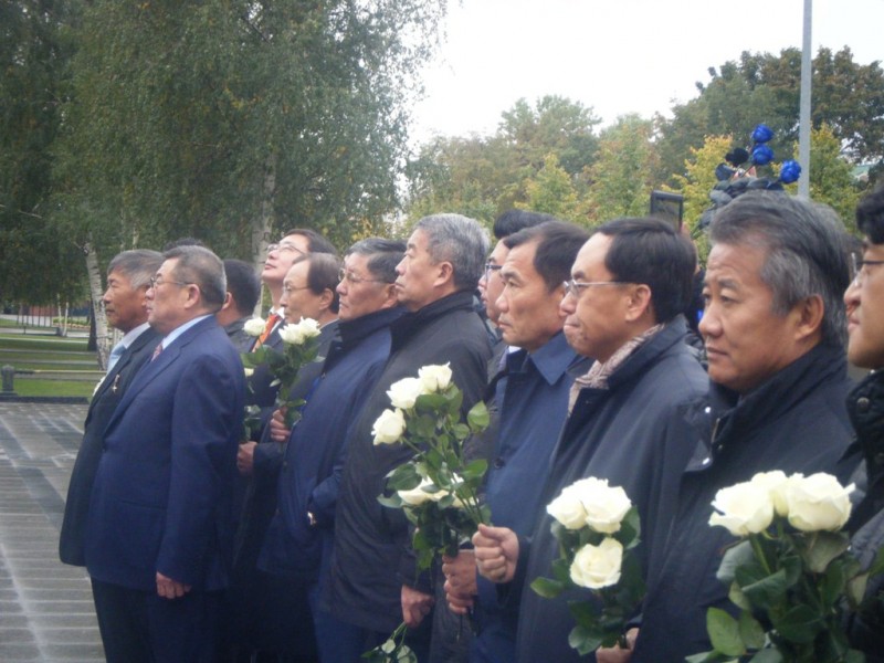 На церемонии возложения венка