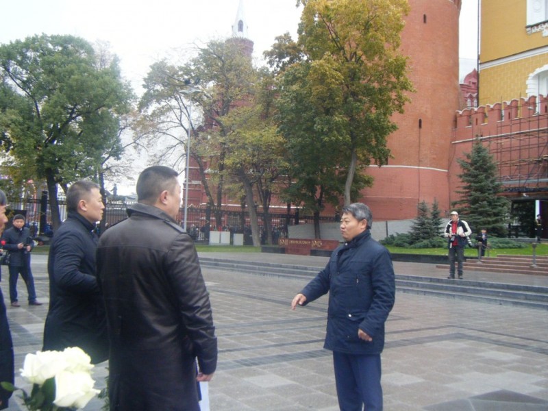Вячеслав Ким ведет инструктаж по возложению венка к могиле Неизвестного солдата у Кремлевской стены Александровского сада