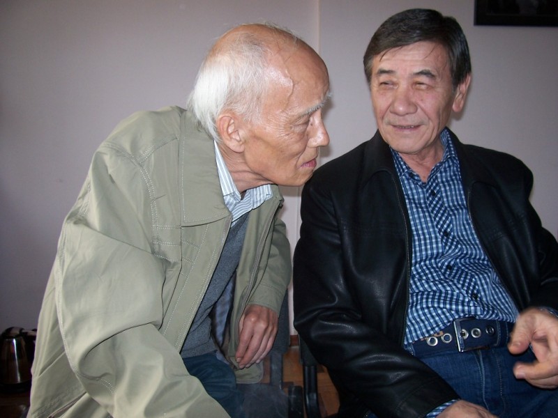 2. Вячеслав Ли и журналист-ветеран Геннадий Лю (2012 год)