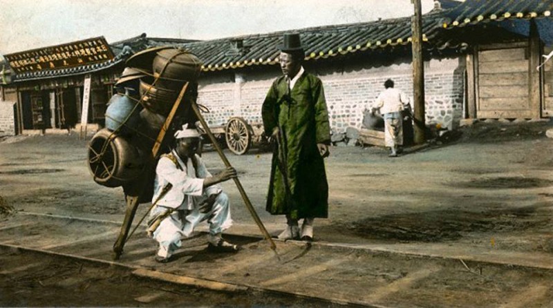Photographer Glimpses of Korea and China - William W, Chapin 1900 Сеул Янбан и носильщик
