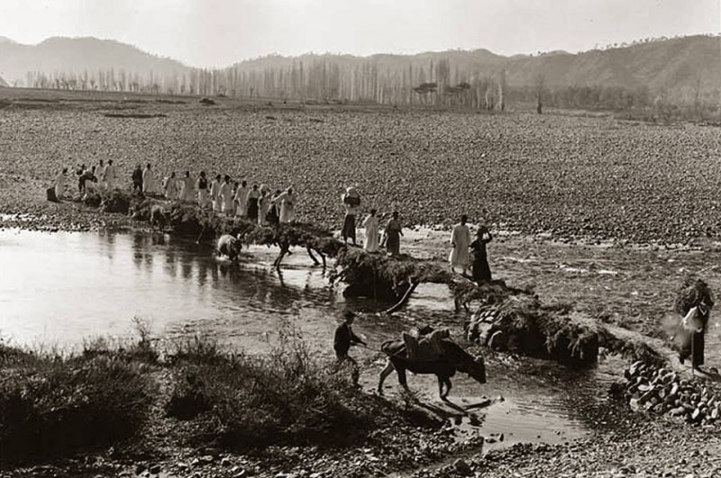 읍내 장터로 가기 위해 다리를 건너는 시골 주민들 , 1960