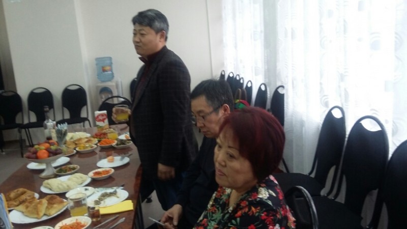 Тепло поздравил юбиляра генеральный директор ООК Ким В.Н.