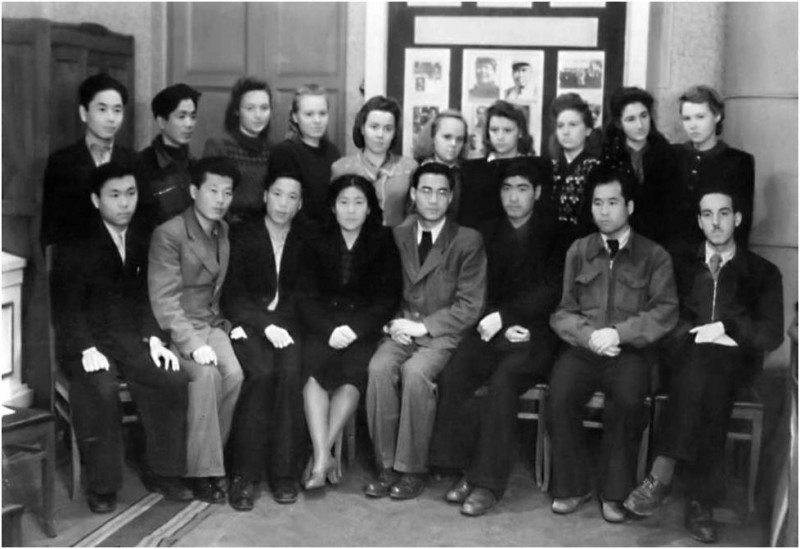 Первая группа студентов Корейского отделения, 1948 г. (несколько членов группы отсутствуют, в частности - Геннадий Евгеньевич Рачков, один из лучших учеников первого выпуска). Стоят справа налево: Марианна Ивановна Никитина (1930-1999), Аделаида Федоровна Троцевич, Лидия Грузова (работала в Интуристе), Вера Малыгина (работала в Ленинграде в Управлении КГБ), Муза Спесивцева (насколько известно, уехала работать по специальности в Среднюю Азию), Анна Андреевна Климова (в замужестве Артемьева, 1928-2012, работала в Гос. публичной библиотеке им. С.-Щедрина в Ленинграде), Римма Рогалева (Фортова, ГПБ им. С- Щедрина), Ирина Чернышева (историк, но по специальности не работала, преподавала английский язык). Сидят слева направо: Вадим Павлович Пак (1930-2000), Николай Ан, Лим Су. В центре в очках - преподаватель разговорного языка Ким Томан из КНДР; далее - Валентин Югай (военный, дослужился до майора, работал на Дальнем Востоке), Ли Кинам (учительствовал в Ташкенте), Эмиль Блюмберг (погиб на 2-м курсе). 