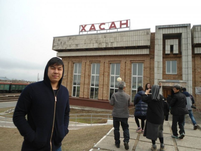 Станция Хасан. На переднем плане самый главный волонтер - студент Дима, который изучает китайский язык, но послушав историка Жанну Сон, подумывает круто повернуть свою судьбу.