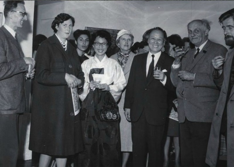 В 1962 году в Парижской галерее Paul Faccetti прошла первая персональная выставка И Ынно. На фотографии рядом с художником, широко улыбаясь, стоит одетая в ханбок его жена Паг Ингён.