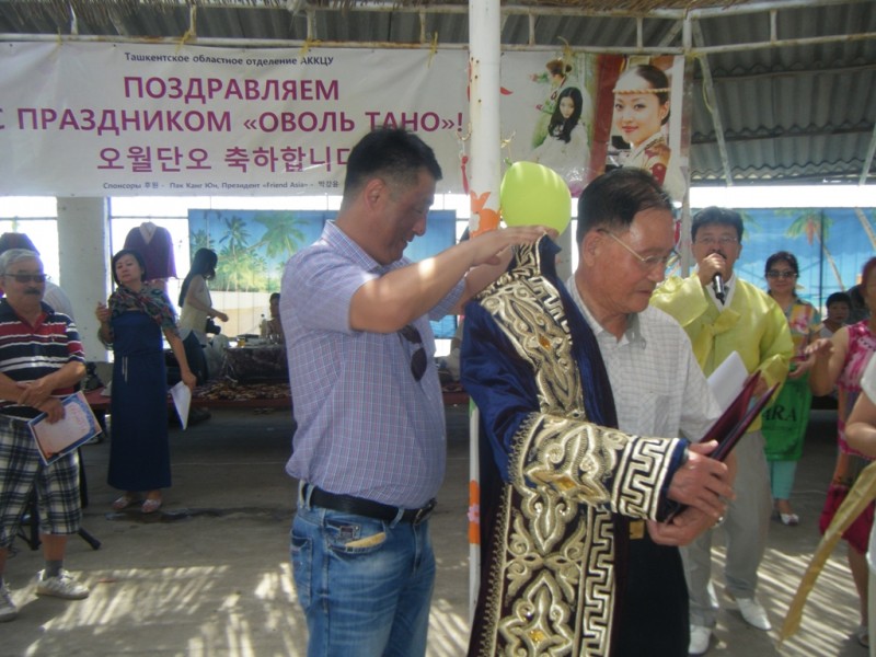 Александр Сергеевич вручает халат г-ну Пак Канг Юну