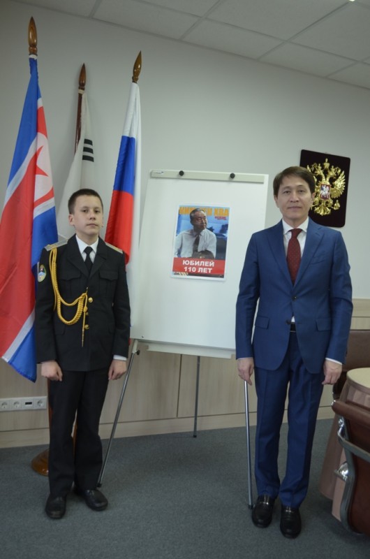 Правнук Ким Пен Хва, кадета Московского Дипломатического кадетского корпуса Олег Артемьевич Ким и исполнительный директор Благотворительного фонда имени Ким Пен Хва Роберт Борисович Ким на открытии выставки