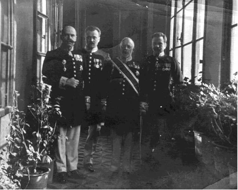 Единственное сохранившееся фото С.В. Чиркина (крайний слева) в парадном мундире. Российское консульство в Корее. 1912 г. Крайний справа - предположительно российский консул в Чхонджине (Сейсине) А.С. Троицкий; второй справа - генеральный консул России в Кэйдзё (Сеуле) А.С. Сомов.