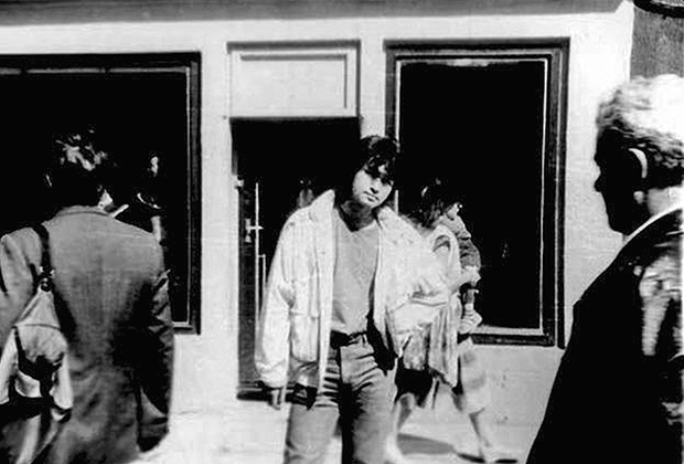 Виктор Цой на ул. Йомас. Юрмала, 13 августа 1990 года Фото из архива Марьяны Цой. Предоставлено издательством АСТ Предположительно последнее прижизненное фото