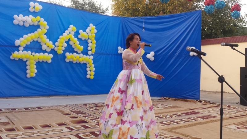 Поет Ирина Нам