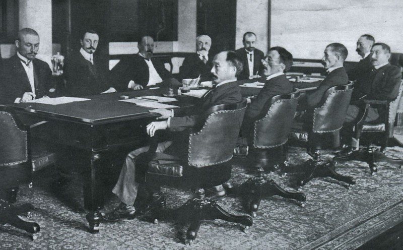 Treaty of Portsmouth delegations: Russians (far side of table) -- Korostovetz, Nabokov, Witte, Rosen, Plançon; and Japanese (near side of table) -- Adachi, Ochiai, Komura, Takahira, Sato. Источник: ru.wikipedia.org