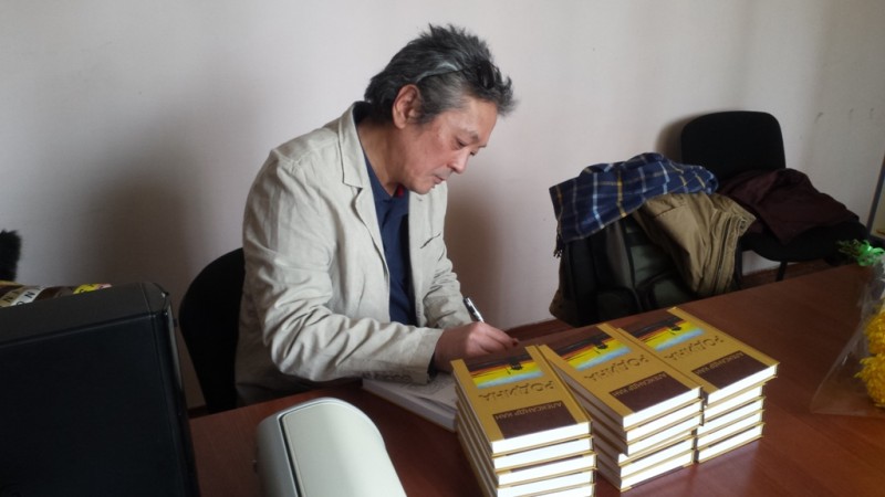 А. Кан подписывает книги