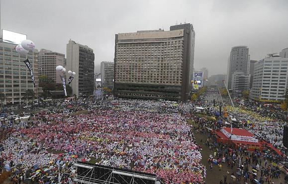 South Korean protesters stage a rally against government policy in Seoul, South Korea, Saturday, Nov. 14, 2015. Police fired tear gas and water cannons Saturday as they clashed with anti-government demonstrators who marched through Seoul in what was believed to be the largest protest in South Korea's capital in more than seven years.(AP Photo/Ahn Young-joon)