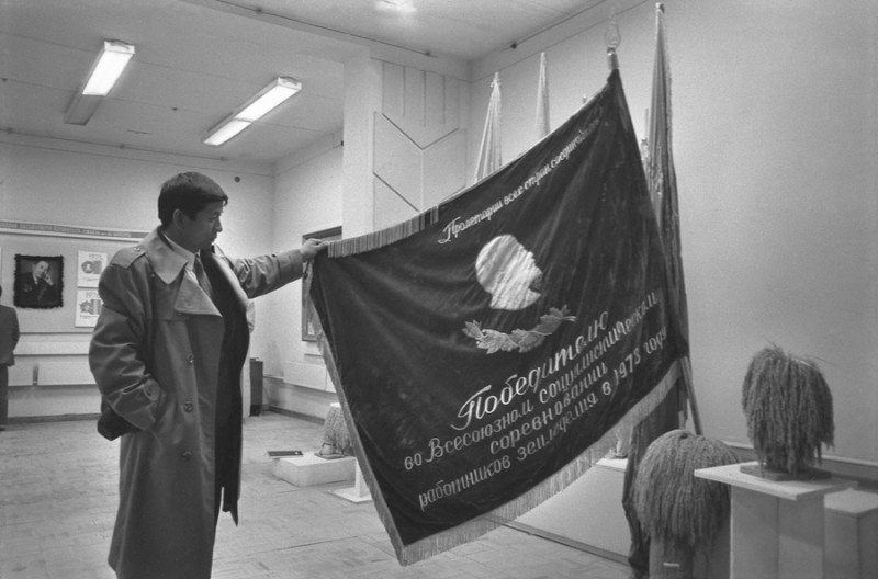 1994.Хорезм.Аль-Хореми.Эспонат в музее.Юн Океан,активист,внештатный корреспондент газеты Коре-ильбо.