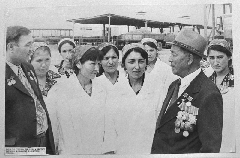 Директор совхоза Ким Н.В.и парторг Курбанов Д.беседуют с доярками совхоза.