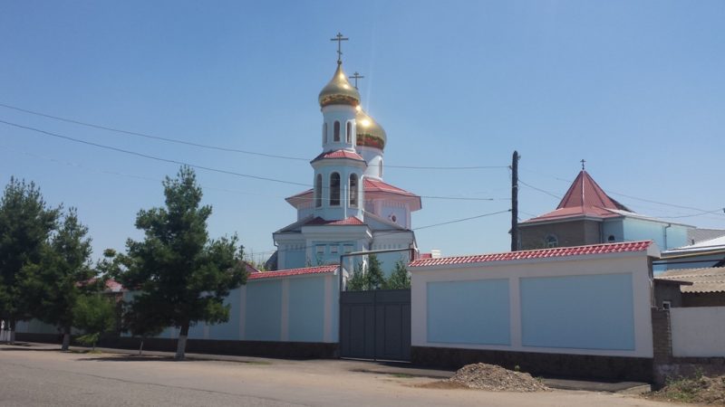 Посёлок Солдатский основан русскими переселенцами в месте впадения в Сырдарью реки Ахангаран. Здесь был построен православный храм, который был освящён накануне революции 1917 года, и просуществовал она до 1936 года, после чего была разрушен. В 1942 году был освящён как молельный дом. В начале 1992 году здесь было образовано подворье Свято-Троице-Никольского монастыря, преобразованное в 1998 году в Свято-Покровский женский монастырь.