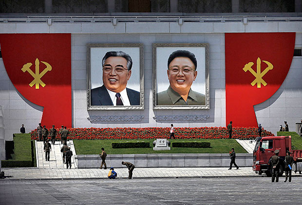Портреты Ким Ир Сена и его наследника Ким Чен Ира Фото: Wong Maye-E / AP