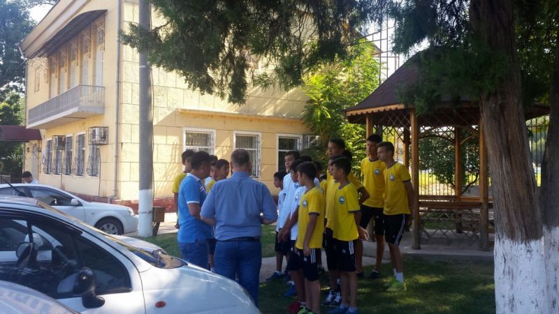 Перед началом митинга Дмитрий Ан наставляет детей по возложению цветов 