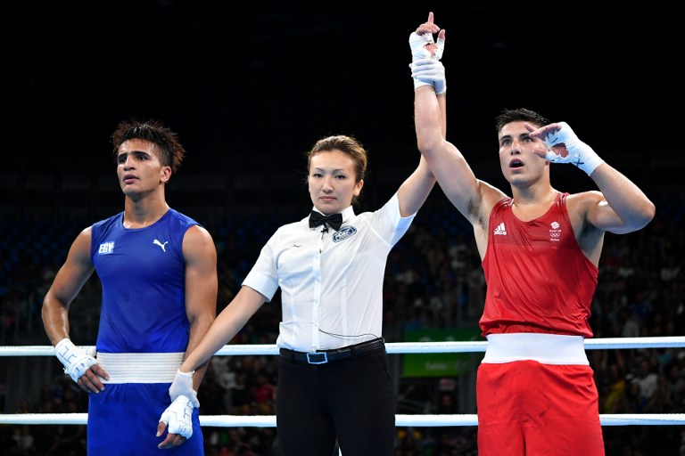 Great Britain's Josh Kelly (R) celebrates winning against Egypt's Walid Mohamed during the Men's Welter (69kg) match at the Rio 2016 Olympic Games at the Riocentro - Pavilion 6 in Rio de Janeiro on August 8, 2016.   / AFP PHOTO / Yuri CORTEZ