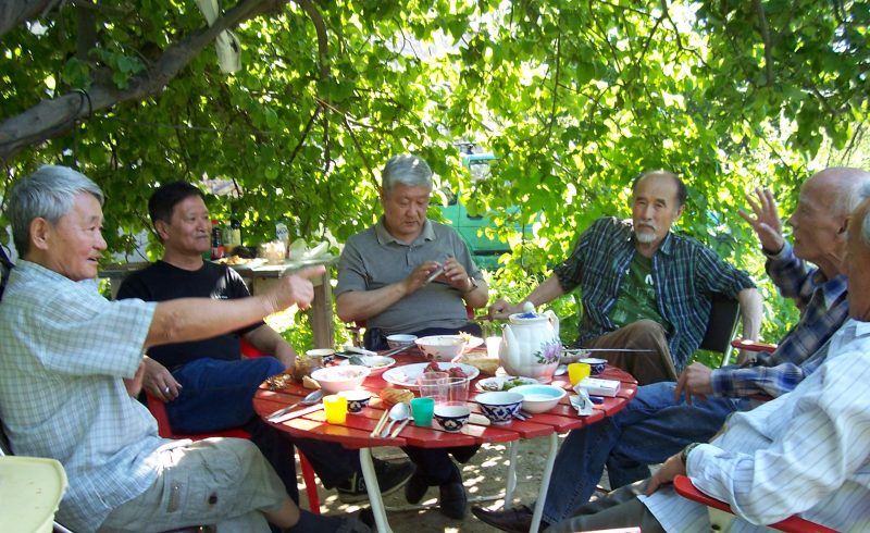 За дачным дастарханом: Владимир Ким, Брутт Ким, Владислав Хан, Виктор Ан, Вячеслав Ли